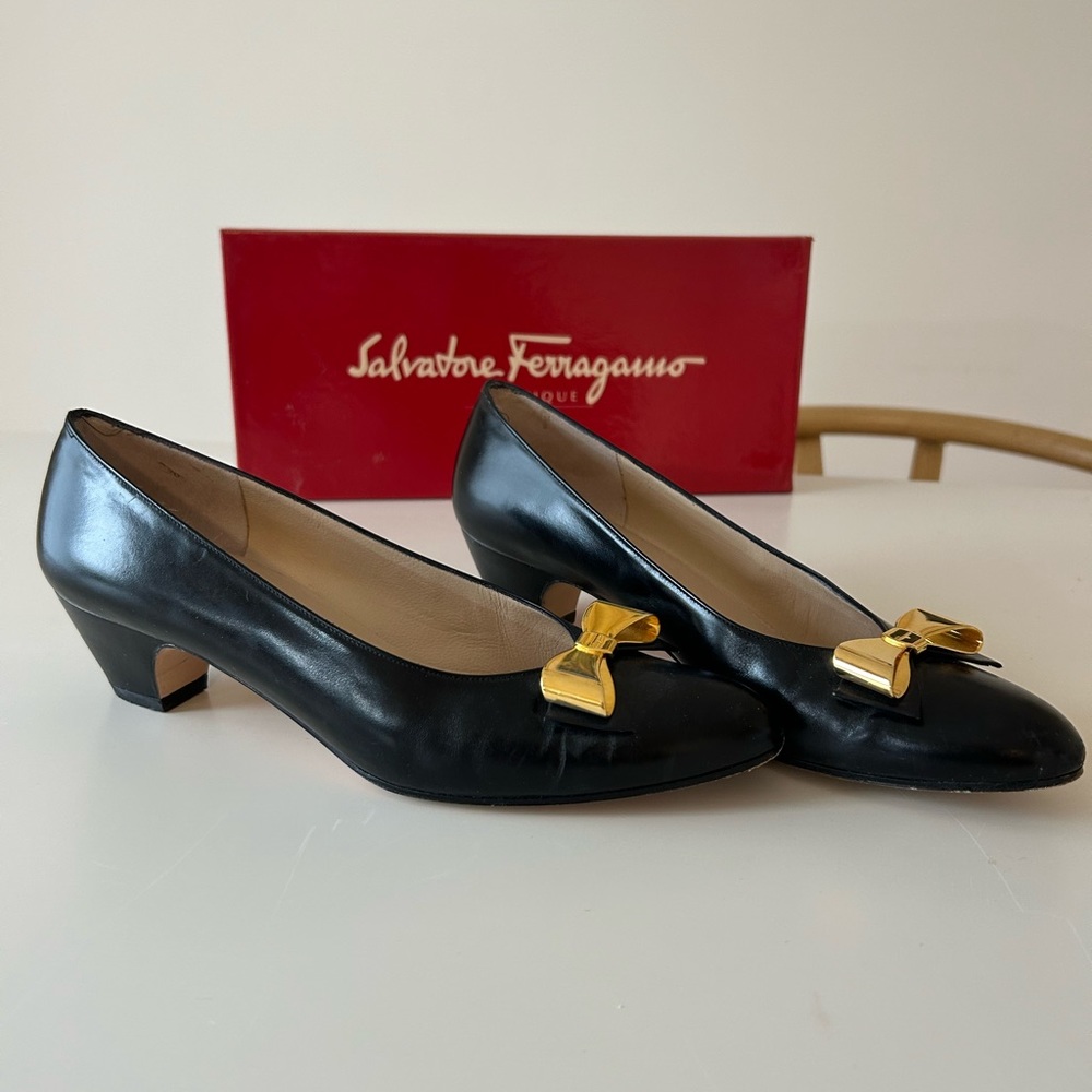 Vintage Salvatore Ferragamo gold bow black narrow leather kitten heel shoe. 7 AA